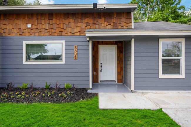 Building Photo - 3806 Zephyr St