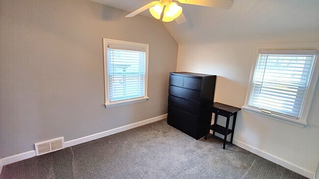 Building Photo - *Beautifully Updated & Charming 3BD/1BA Single-Family Home Available in West Mifflin*