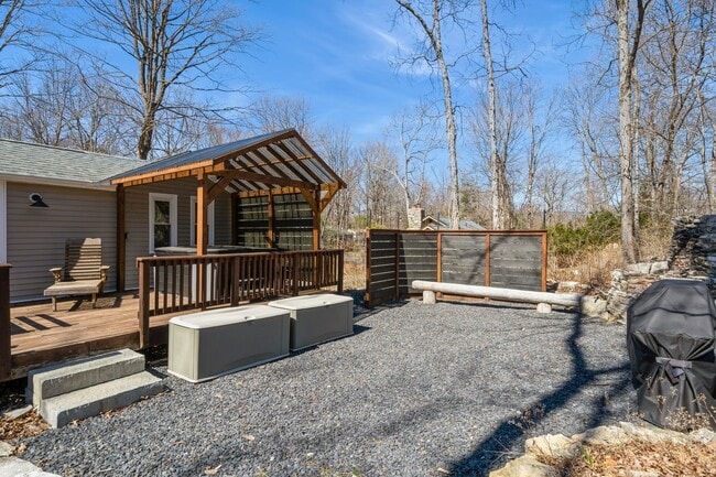 Building Photo - 100 Poplar Ln