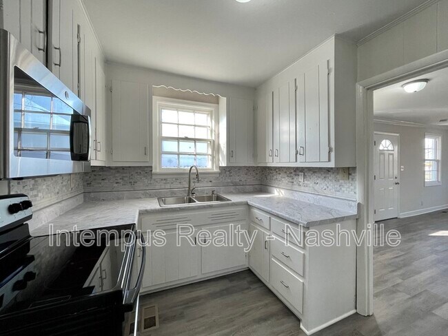 Building Photo - 109 W Trinity Ln