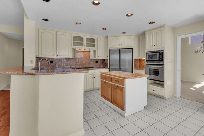 Building Photo - 12 Bergamo