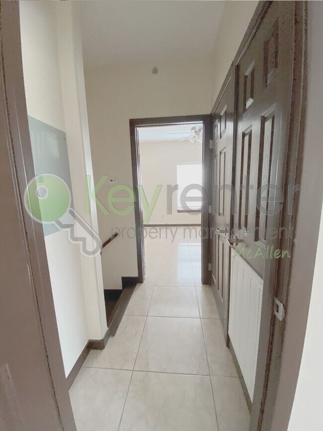 Building Photo - 2B/2.5B Townhome in gated community now av...