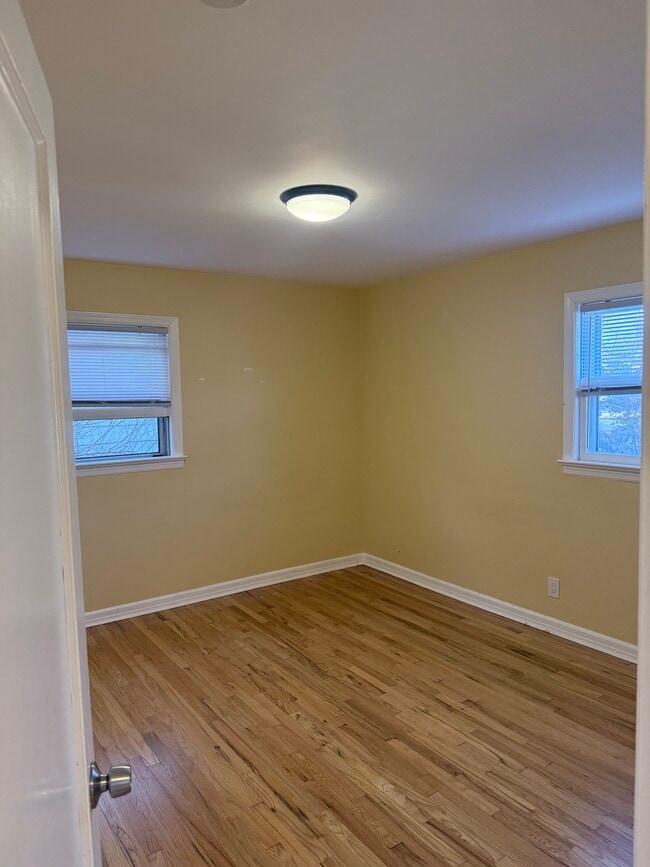 Building Photo - 21 Bellport Pl