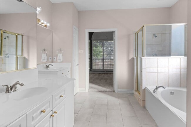 Building Photo - "Beautiful 4-Bedroom Home with Expansive D...