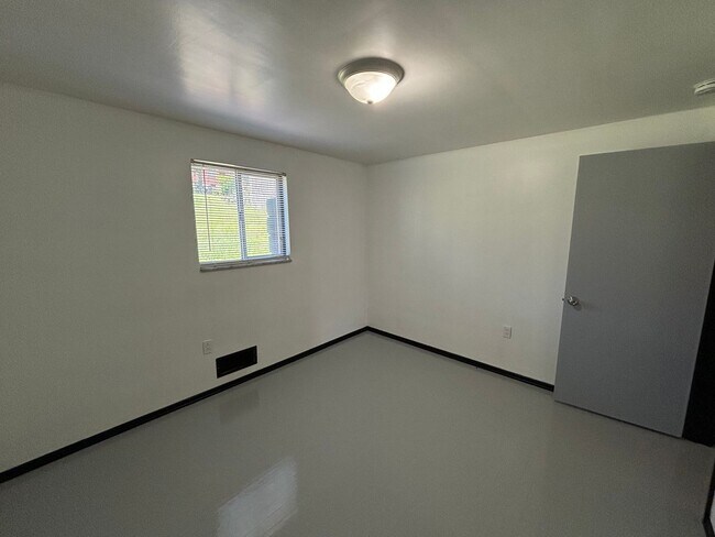 Building Photo - 114 Van Wyck Ave