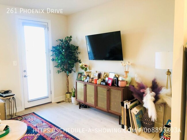 Building Photo - 261 Phoenix Dr