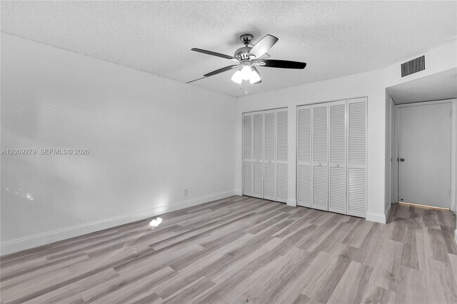 Building Photo - 8513 Old Country Manor