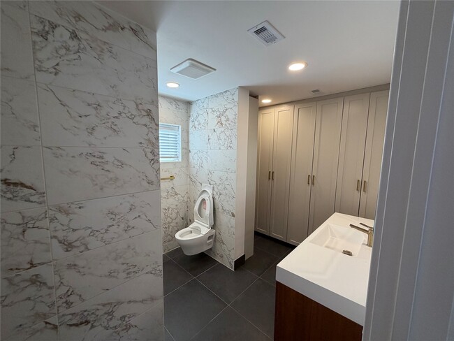 Building Photo - 2218 Round Lake Dr