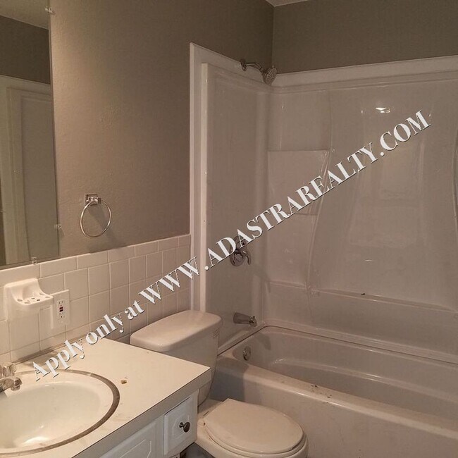 Building Photo - Gorgeous 3 Bedroom Duplex in Olathe-Availa...