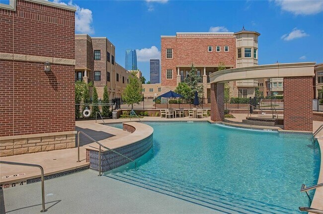 Building Photo - 418 NE 2nd St