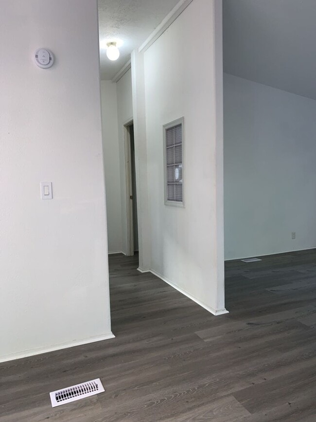 Building Photo - Smart Living, Smart Choice - manufactured 3bd/2Ba home w/detached garage!