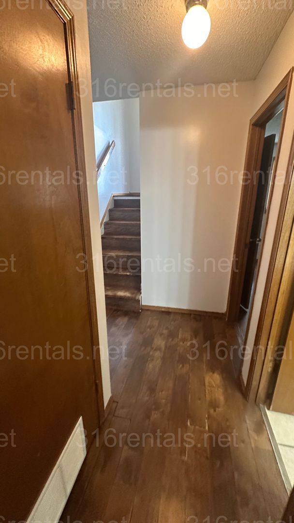 Building Photo - $895 - 2 bed 1.5 bath - Recently Remodeled...