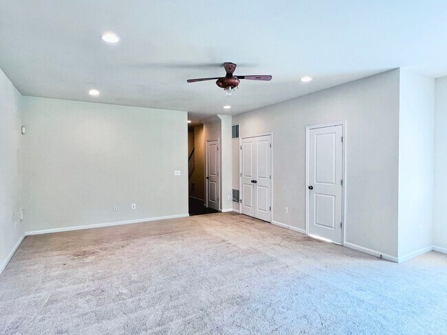 Building Photo - STAFFORD - 3 BEDROOM TOWNHOUSE - WOODSTREAM