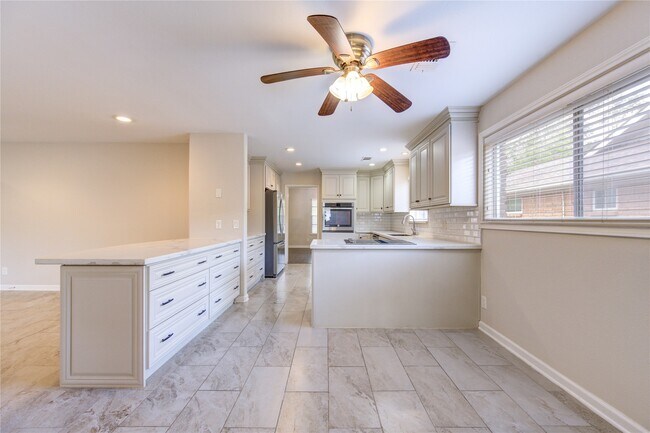 Building Photo - 9611 Greenwillow St