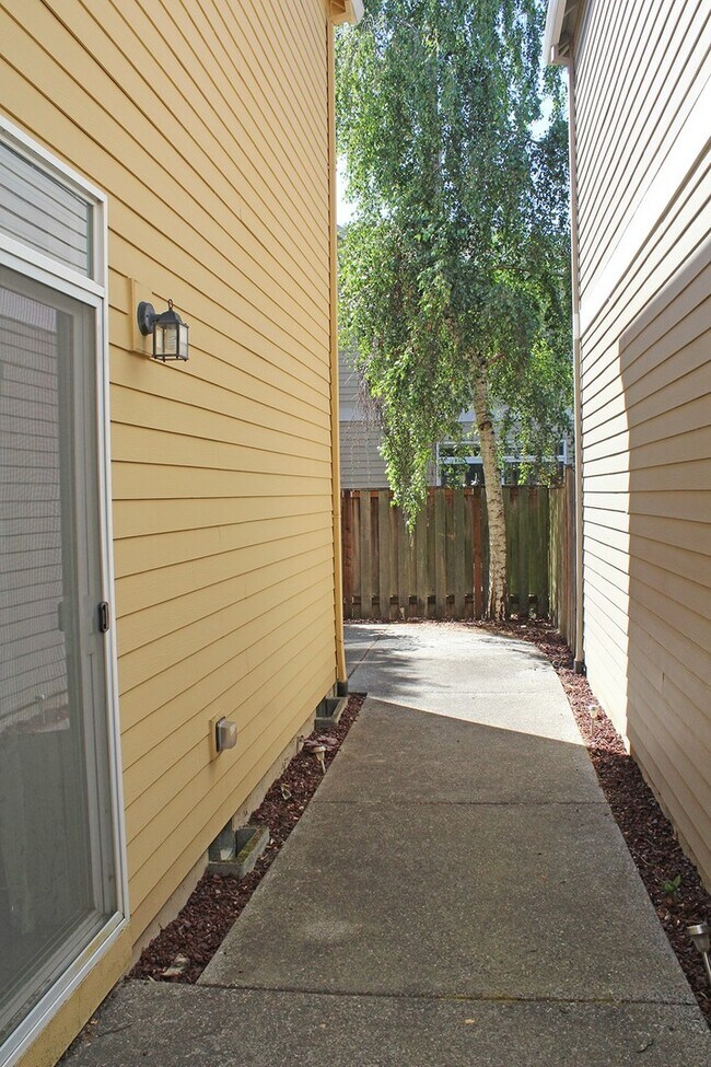 Building Photo - 937 SE Elina Ave
