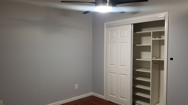 Building Photo - AVAILABLE NOW!  Want a GREAT Location?  Want an Average LGE Bill of $30/mo??  This Beautiful 1 Be...