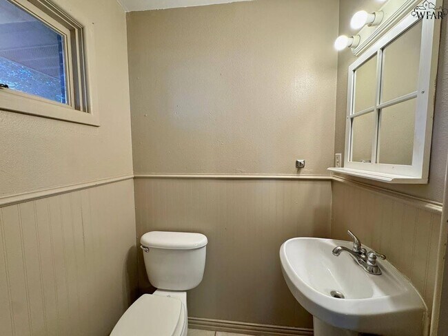 Building Photo - 703 Pecan St