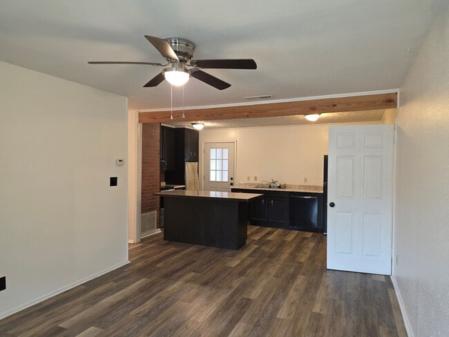 Building Photo - 221 Miller St