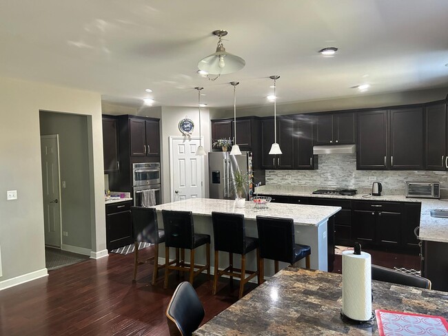 Building Photo - 5935 Oak Ridge Way