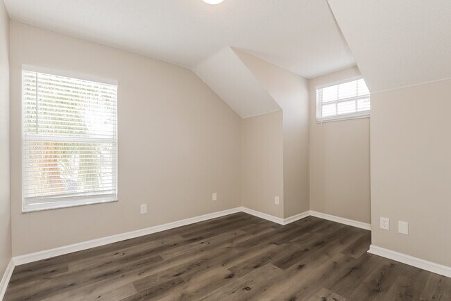 Building Photo - 6032 Pointe Pleasant Blvd