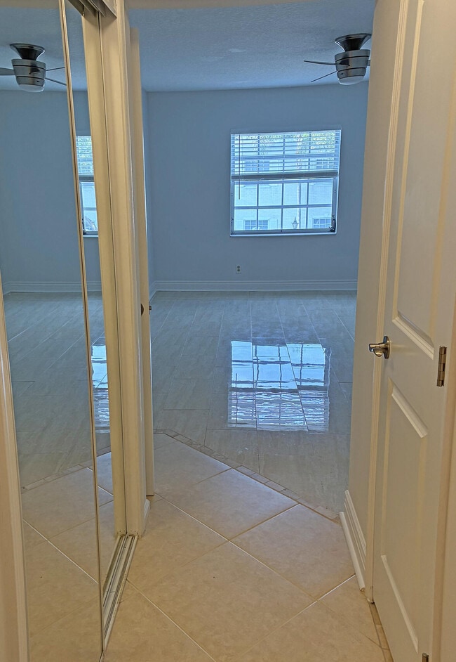 Building Photo - 6299 Bay Club Dr
