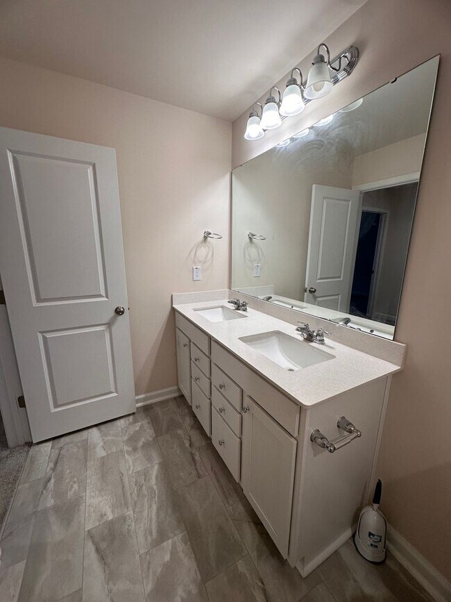 Building Photo - 3BR 2.5BA Townhome in High Point