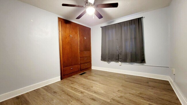 Building Photo - 1202 W 7th St