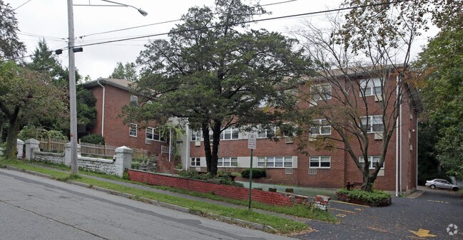 Building Photo - 15 W Funston Ave