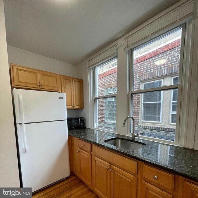 Building Photo - 641 Bainbridge St