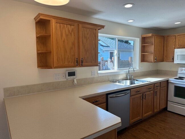 Building Photo - Beautiful 3 bedroom 2 bathroom house in a ...