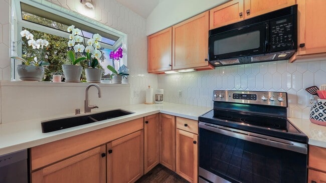 Building Photo - Regency at Huleia in Lihue, 2 bedroom, 2.5...