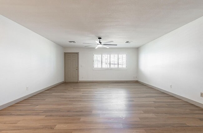 Building Photo - 5739 W Monte Vista Rd