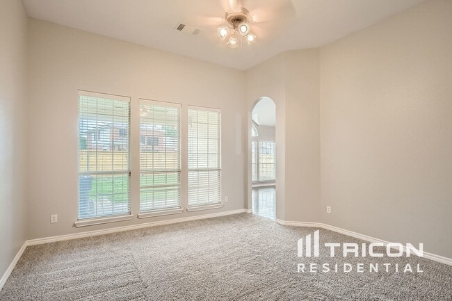 Building Photo - 2710 Hawthorne Dr