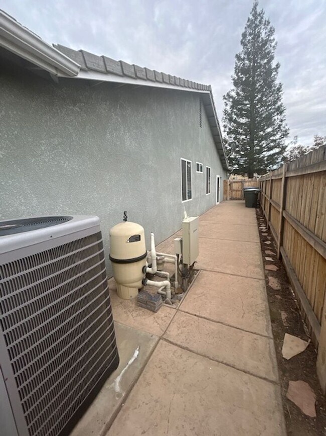 Building Photo - 4 Bedroom 2 Bathroom in SE Visalia with Po...