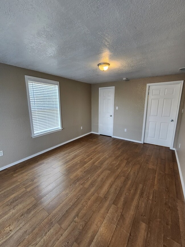 Building Photo - 3 bed 1 bath home with large backyard!