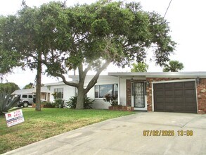 Building Photo - Spacious 3-Bedroom, 2-Bathroom Home in Des...