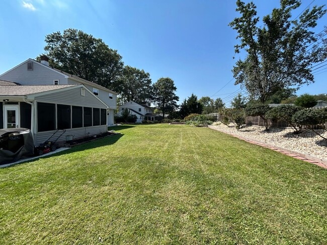 Building Photo - 118 Country Club Dr