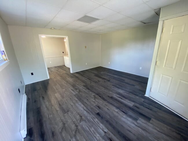 Building Photo - 627 Main St