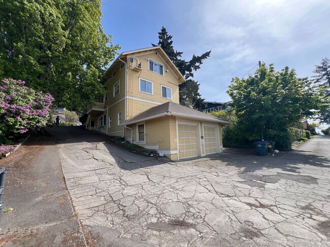 Building Photo - Studio apartment near WWU!
