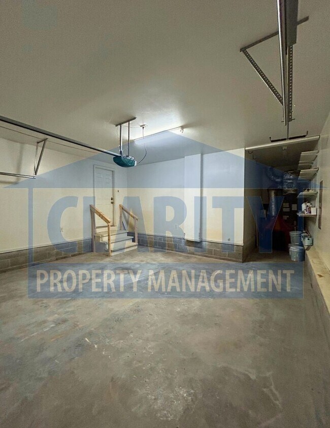Building Photo - Beautiful three bedroom home in North Clev...