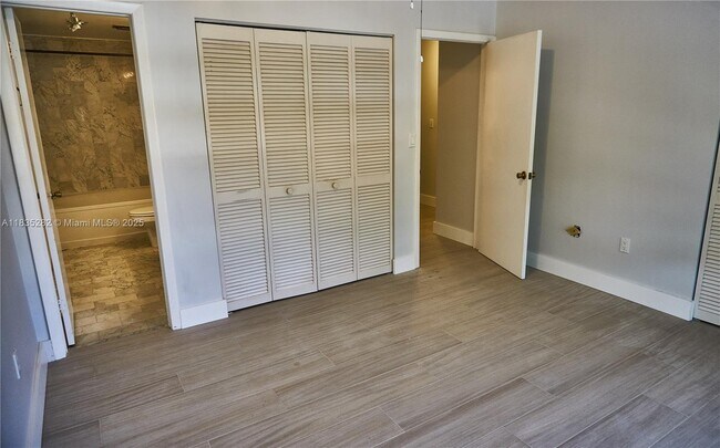 Building Photo - 10042 SW 77th Ct