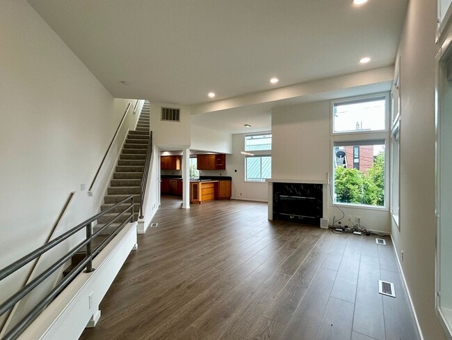 Building Photo - Capitol Hill Townhouse