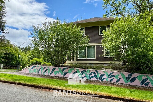 Building Photo - Well-Maintained Triplex Unit in Desirable South Capitol Neighborhood!