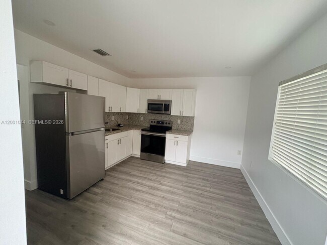 Building Photo - 314 SW 10th Ave