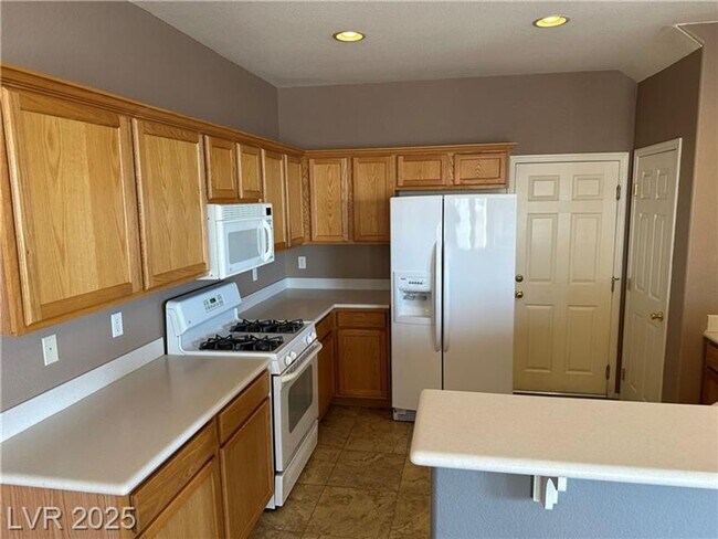Building Photo - Beautiful 3 bedroom w loft 2.5 bath townho...
