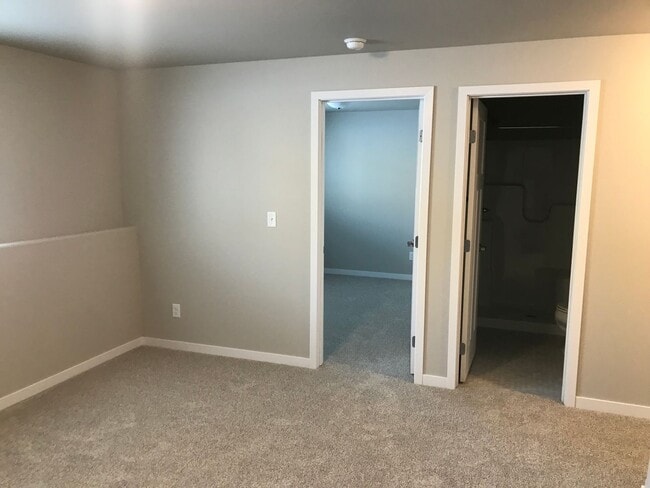 Building Photo - 3 Bed 3 Bath Twin Home