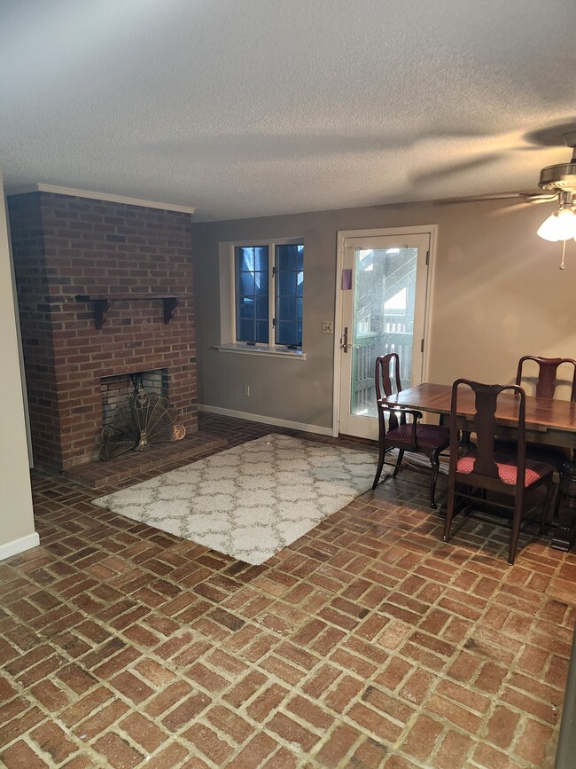 Kitchen entrance - 1600 Woodland Way