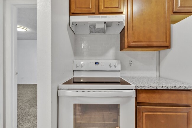 Building Photo - Beautiful 2/2 Condo close to the Orlando International Airport. 1st floor.