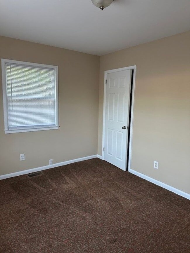 Building Photo - Conveniently located 3 bedroom/2 Bath house
