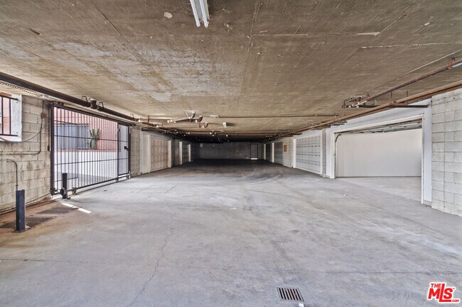 Building Photo - 2541 Stoner Ave